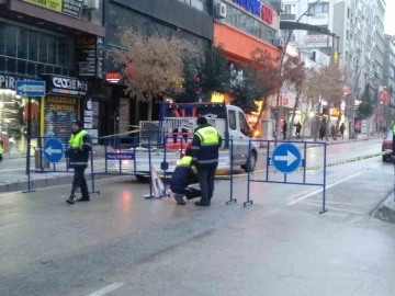 Elazığ’da Gazi Caddesi binaların çökme tehlikesine karşı trafiğe kapatıldı
