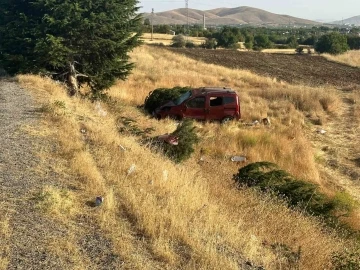 Elazığ’da hafif ticari araç şarampole uçtu: 1 ölü, 4  yaralı
