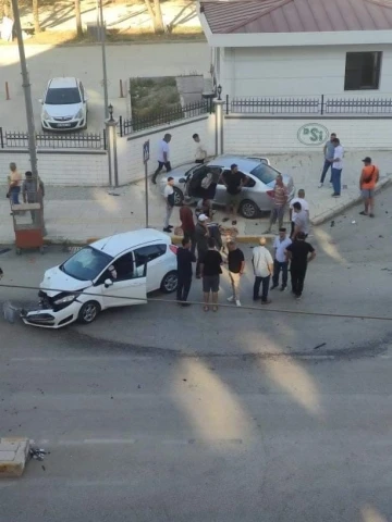 Elazığ’da iki otomobil çarpıştı:1 yaralı
