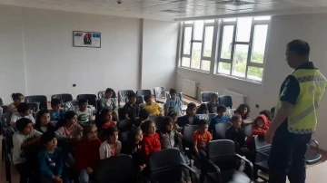 Elazığ’da jandarma ekipleri, öğrencilere trafik eğitimi verildi
