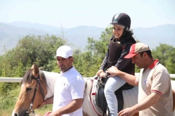 Elazığ’da özel bireyler, önce atlara bindi ardından doyasıya eğlendi
