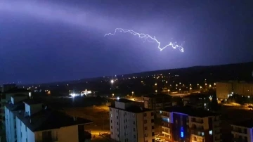 Elazığ’da şimşekler geceyi aydınlattı
