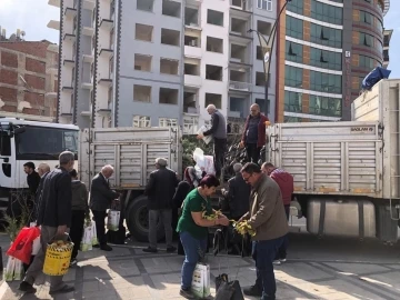 Elazığ’da vatandaşlara ücretiz fidan dağıtıldı
