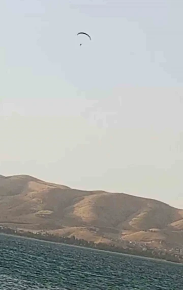 Elazığ’da yamaç paraşütü yapan şahıs, ani rüzgar nedeni ile sürüklenerek göle düştü
