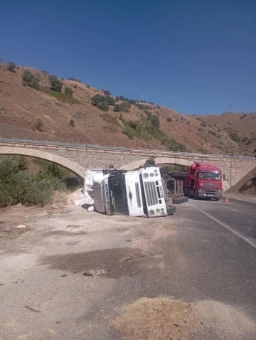 Elazığ tır devrildi: 1 yaralı
