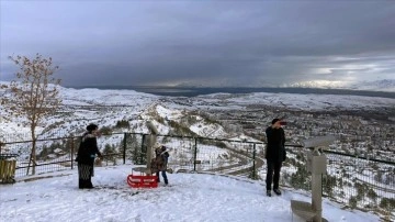 Elazığ'da kar manzarası izlemek isteyenler soluğu tarihi mahallede alıyor