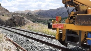 Elazığ'da yük treninin çarptığı 2 işçi yaralandı