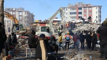 Elbistan'da arama kurtarma ve yardım seferberliği sürüyor