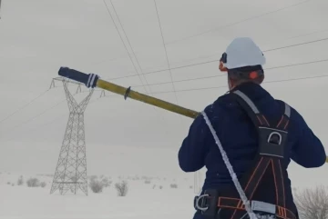 Elektrik onarım ve bakım ekiplerinin karda zorlu mesaisi
