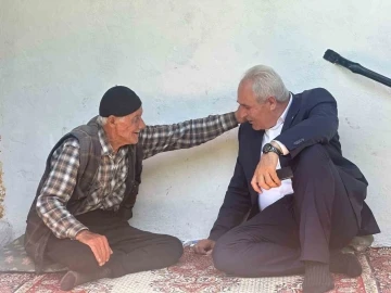 Eleşkirt Belediye Başkanı Yakut, Kurban Bayramı’nda en yaşlı vatandaşları ziyaret etti
