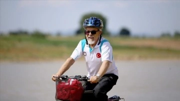 Emekli öğretmen 69 yıldır pedal çevirerek zinde kalıyor