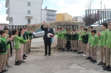 Emekliye ayrılan 37 yıllık öğretmene doğum gününde duygu dolu veda
