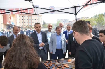 Emet Ashaboğlu Ortaokulu’nda deprem bölgesi için hayır çarşısı
