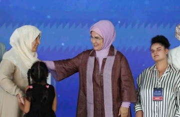 Emine Erdoğan, koruyucu aileler ve çocuklarıyla buluştu
