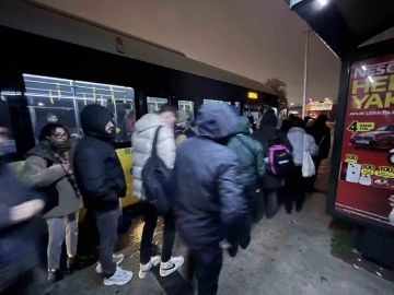 Eminönü-Alibeyköy tramvay hattında arıza: Vatandaşların mağduriyeti kameralara yansıdı
