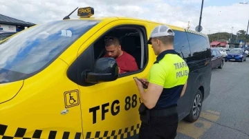 Eminönü’nde pazarlık yapan taksiciler, araca yolcu gibi binen polislere takıldı
