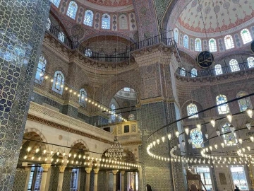 Eminönü Yeni Camii’ndeki Kabe tasvirli tarihi çini pano demirlerin arkasına gizlendi
