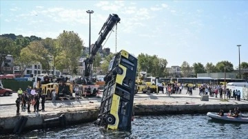 Eminönü'nde denize düşen İETT otobüsü çıkarıldı