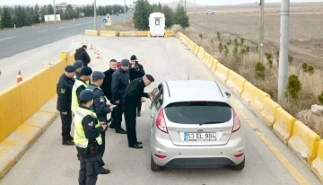 Emniyet kemeri denetimi yapan jandarma ekiplerinden çocuklara hediye sürprizi
