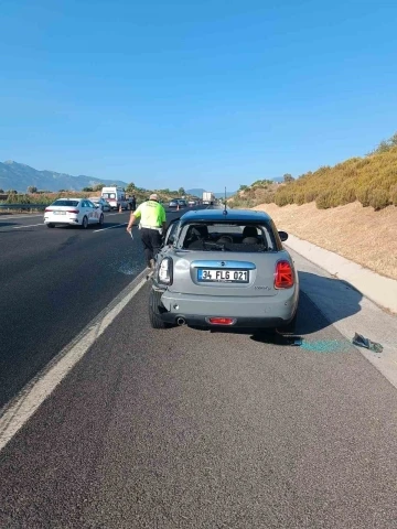 Emniyet şeridinde otomobilden inen sürücüye tır çarptı
