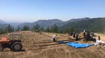 Engebeli arazilerde ekim yapan çiftçiler, eski patoz makinalarıyla hasat yaptı
