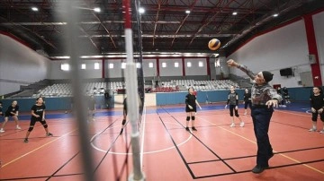 Engelli torunu için 75 yaşında voleybol salonuna indi