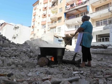 Enkaz, depremzede kadının üretim alanı oldu
