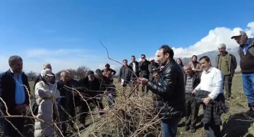 Erzincan’da çiftçilere tarla okulu eğitimi verildi
