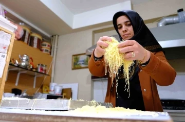 Erzincan’da iftar sofralarının vazgeçilmez lezzeti: “Kesme kadayıf tatlısı”
