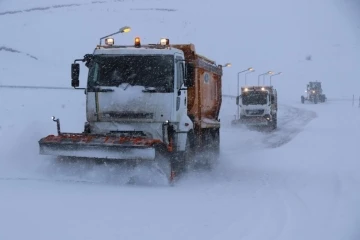 Erzincan’da kar ve tipiden kapanan 135 köy yolundan 109’u ulaşıma açıldı
