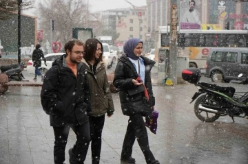 Erzincan’da kar yağışı vatandaşları sevindirdi
