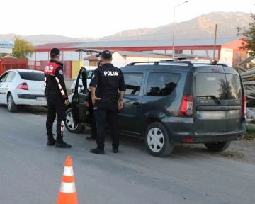 Erzincan’da nisan ayında 60 aranan şahıs ile 50 kaçak göçmen yakalandı
