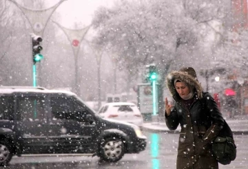 Erzincan’ın yüksek kesimlerinde kar merkezde yağmur yağışı
