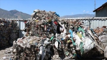 Erzincan'da evsel atıklar geri dönüşüm tesisinde ekonomiye kazandırılıyor