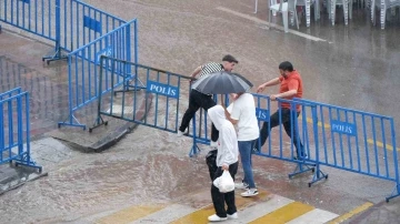 Erzurum’da vatandaşın yağmurla sınavı
