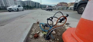 Erzurum’da yol ortasındaki açık elektrik kabloları büyük tehlike oluşturuyor
