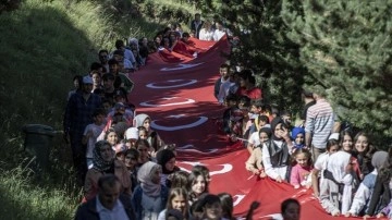 Erzurumlu gençler 15 Temmuz yürüyüşünde 500 metrelik Türk bayrağı taşıdı