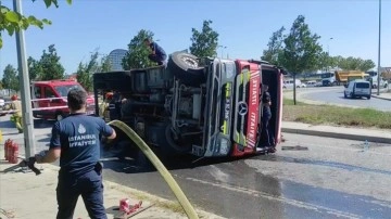 Esenler'de yangına giderken devrilen itfaiye aracındaki 2 personel yaralandı