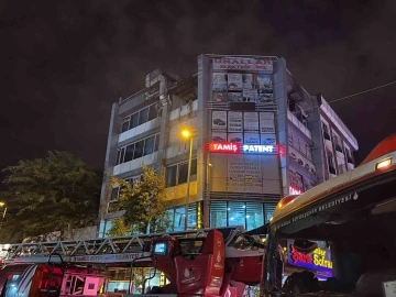 Esenyurt’ta 4 katlı binada korkutan yangın kamerada
