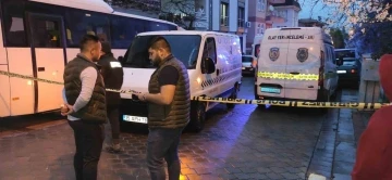 Eşini öldürdü, aynı silahla kendini başından vurdu