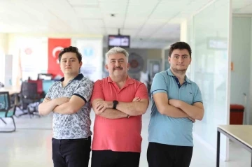 Eşinin evlilik şartını yerine getirdi, 24’üncü üniversitesini oğullarıyla okuyacak
