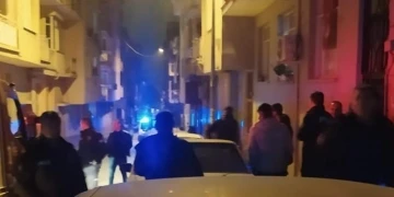 Eşiyle tartışan kadın evini yakmaya kalktı
