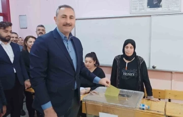 Eski Adalet Bakanı Gül, oyunu Gaziantep’te kullandı
