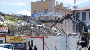 Eski belediye binasının yıkımında sona gelindi
