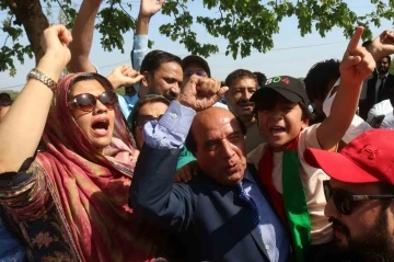 Eski Pakistan Başbakanı Khan ve eşi &quot;yasa dışı evlilik&quot; suçlamasından beraat etti
