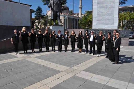 Eskişehirli kadın muhtarlar bir araya gelerek &quot;Kadına ve çocuğa şiddete hayır&quot; dedi
