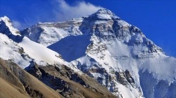 Everest Dağı'ndan dönen ve 6 kişiyi taşıyan helikopter radardan kayboldu