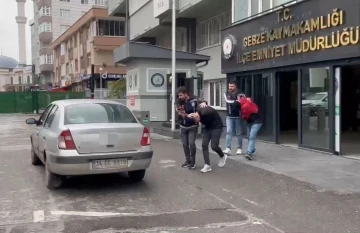 Evinin bahçesinde ailesiyle oturan adama dehşeti yaşatmışlardı, yakalandılar
