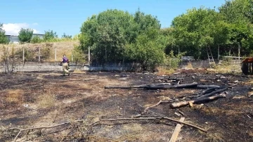 Evinin önünde yaktığı ateş yangına neden oldu