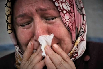 Evlat nöbetindeki anne çocuğunun fotoğrafına bakıp gözyaşı döküyor
